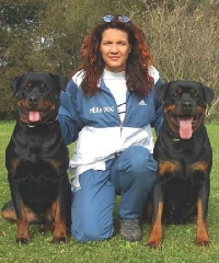 Sandra Bletz mit Dolce von der Burg Weibertreu (L) und Akia von der Burg Weibertreu (R) Sandra Bletz mit Dolce von der Burg Weibertreu (L) und Akia von der Burg Weibertreu (R)