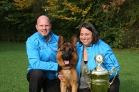 Ferdi a Francis van de Kruisweg a VA8 USA a vítěz VDH Německa Jannick vom Winnloh Ferdi a Francis van de Kruisweg a VA8 USA a vítěz VDH Německa Jannick vom Winnloh