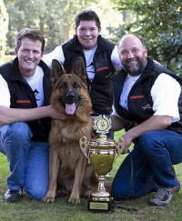 Jörg Niedergassel, Patrick und Volker Thorn mit Odin vom Holtkämper Hof Jörg Niedergassel, Patrick und Volker Thorn mit Odin vom Holtkämper Hof