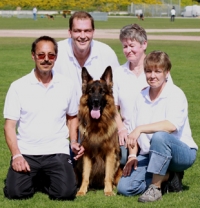 Ingelore Steinich, Torsten Miehle, Ulrich Engel und Manuela Miehle mit Rico aus dem Aurum Zwinger Ingelore Steinich, Torsten Miehle, Ulrich Engel und Manuela Miehle mit Rico aus dem Aurum Zwinger